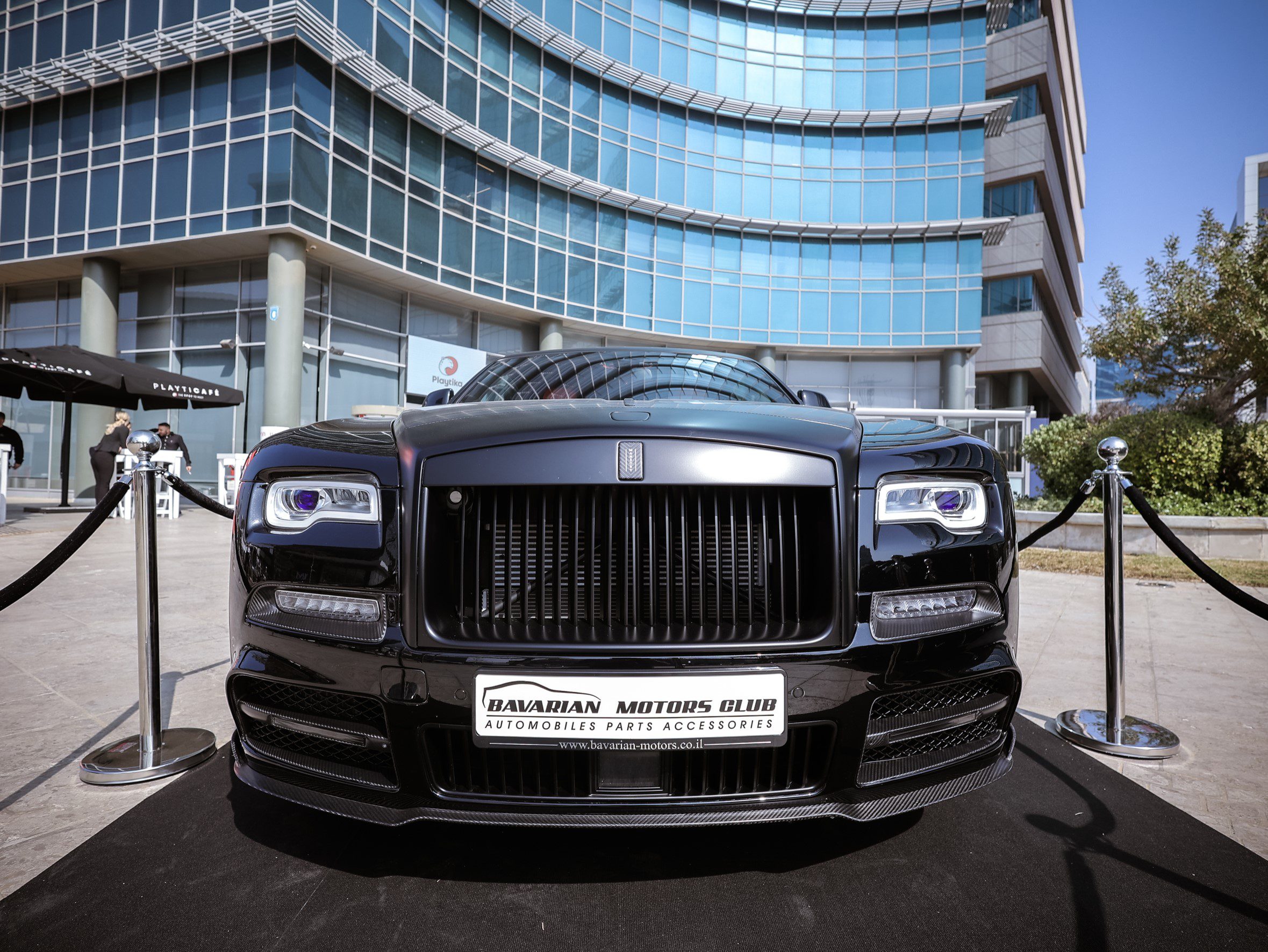 רולס רויס שחורה מוצגת באירוע השקת מוצר של Bavarian Motors Club מול בניין המשרדים של Playtika